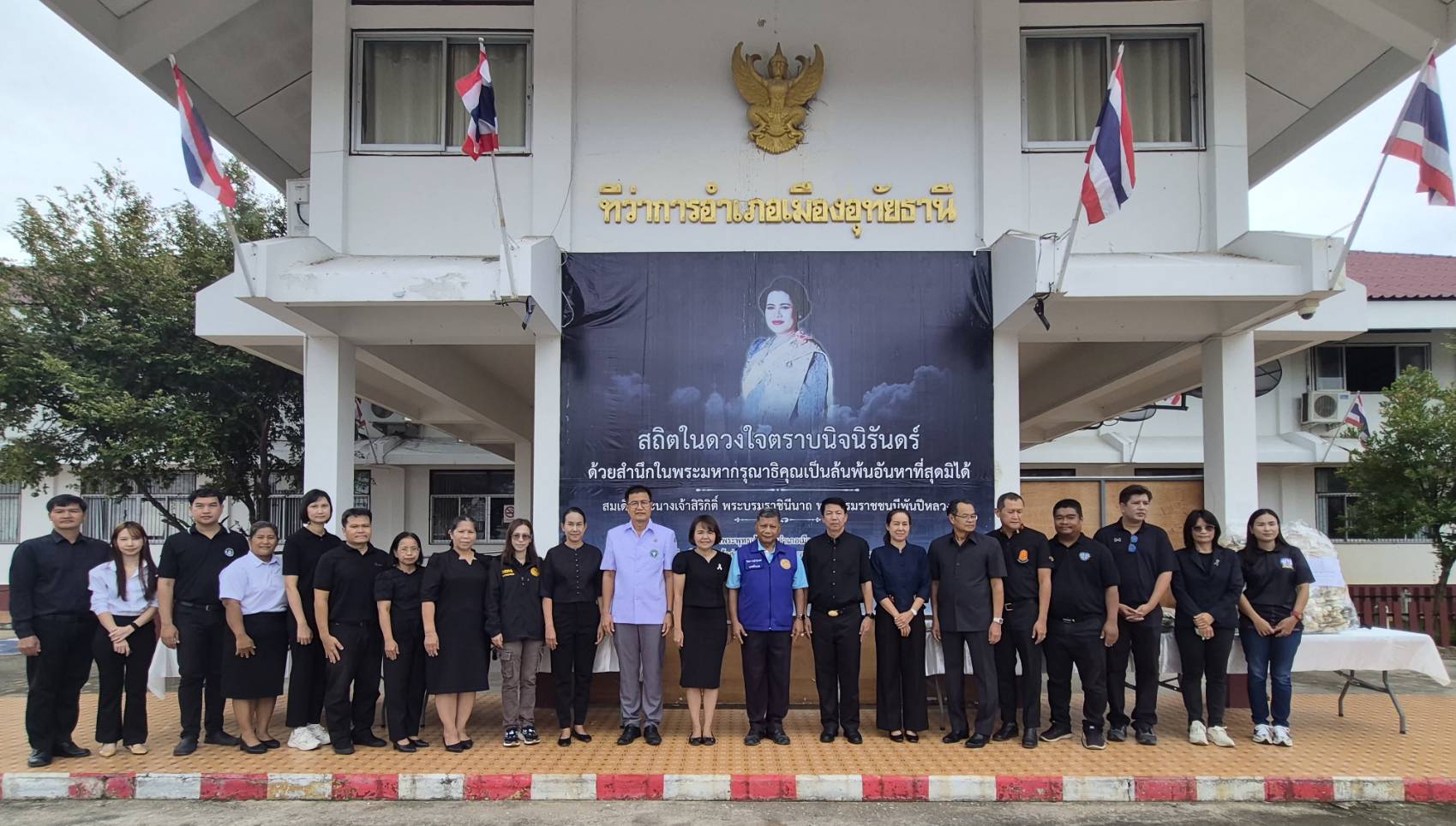 การจัดทำดอกไม้จันทน์ เพื่อใช้ในพิธีถวายดอกไม้จันทน์ ในงานพระราชพิธีถวายพระเพลิงพระบรมศพสมเด็จพระนางเจ้าสิริกิติ์ พระบรมราชินีนาถ พระบรมราชชนนีพันปีหลวง